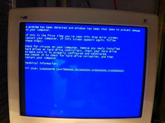 schermo televisivo blu di windows 2003 0x7b